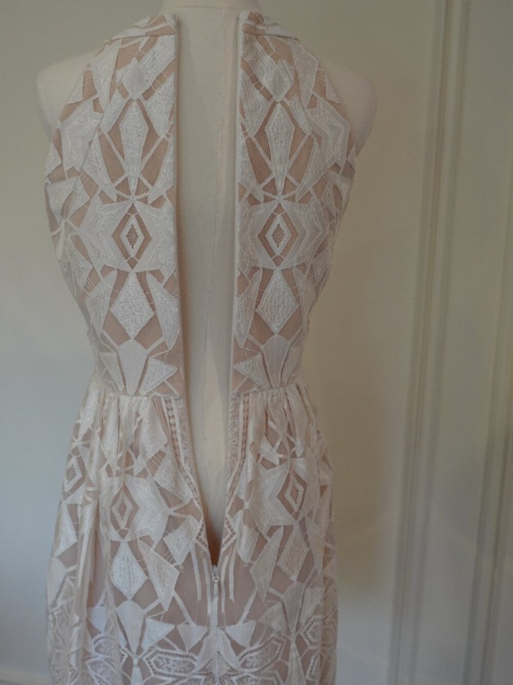 BCBG Max Azria Lace Halter Dress Nude White Geometric Fit Flare Cocktail Sz 2 XS - Picture 6 of 8